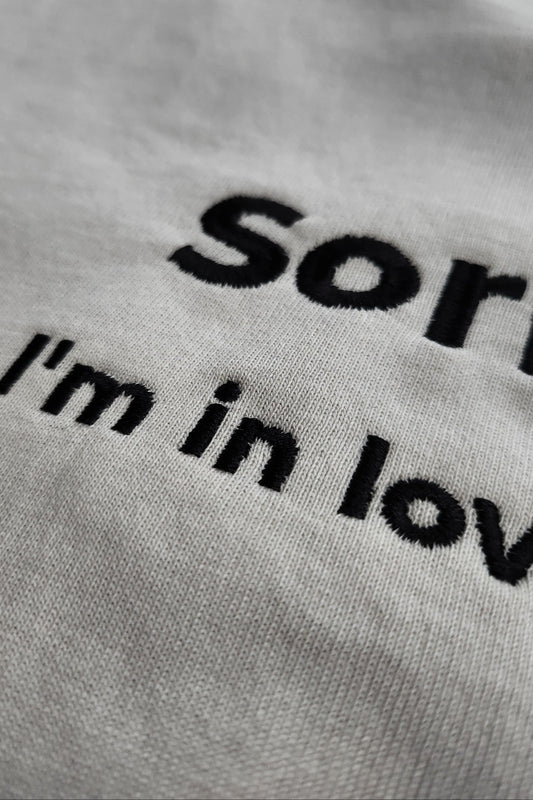 Text on a gray background with 'sorry' and 'I'm in love'.
